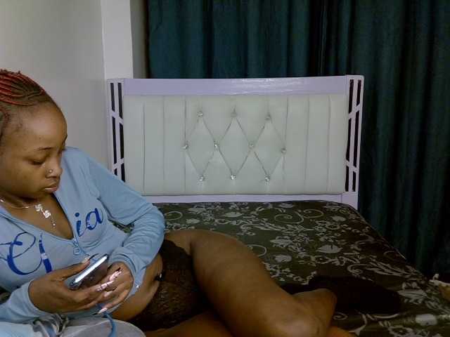 PetiteNoir live cam on BongaCams