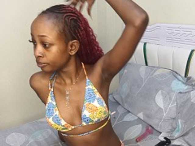 PetiteNoir live cam on BongaCams