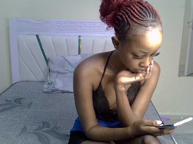 PetiteNoir live cam on BongaCams