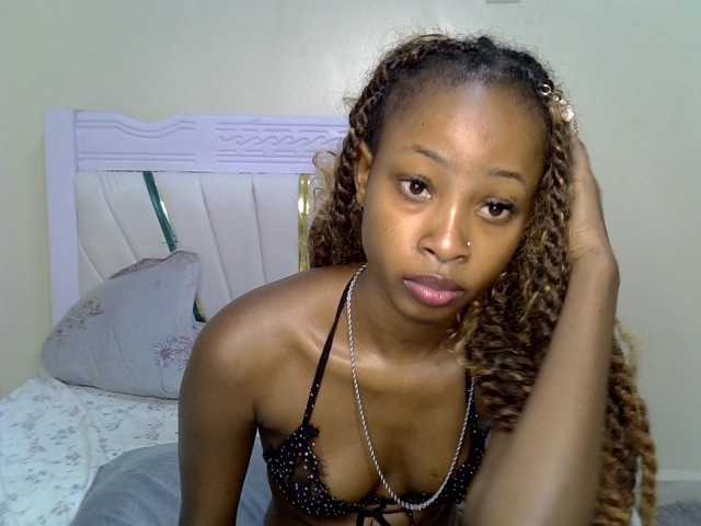 le modèle PetiteNoir est en webcam porno dans un show sur le site bongacams, il possède les tags suivants: Ebony,Brunette,Shaved
