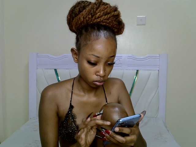 PetiteNoir live cam on BongaCams