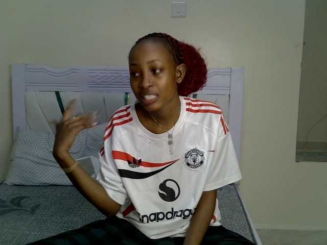 PetiteNoir live cam on BongaCams
