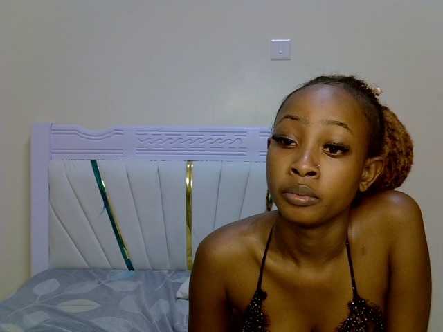 PetiteNoir live cam on BongaCams