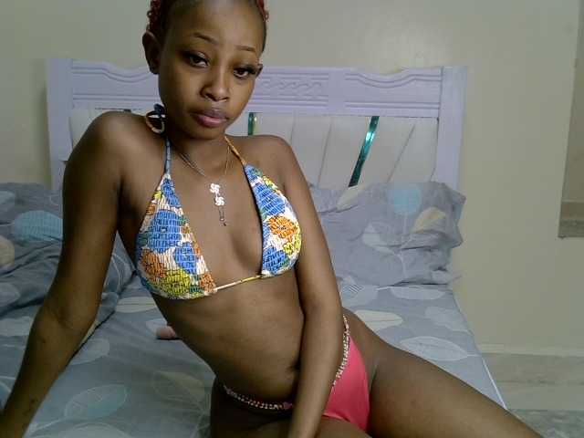 PetiteNoir live cam on BongaCams