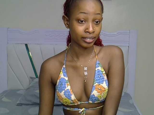 PetiteNoir live cam on BongaCams