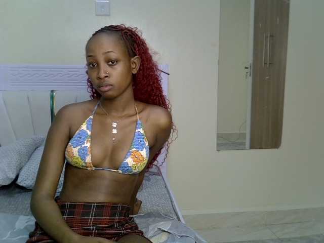 PetiteNoir live cam on BongaCams