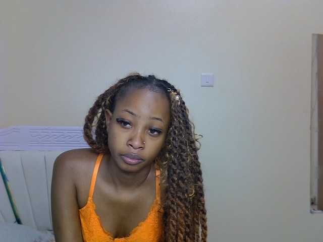 PetiteNoir live cam on BongaCams