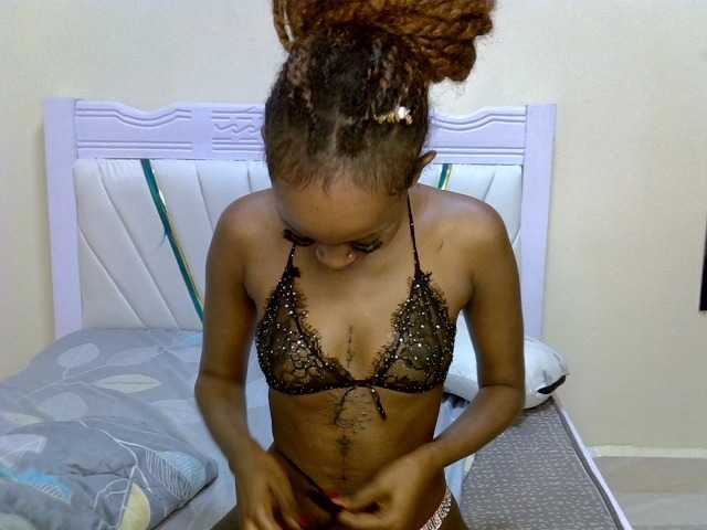 PetiteNoir live cam on BongaCams