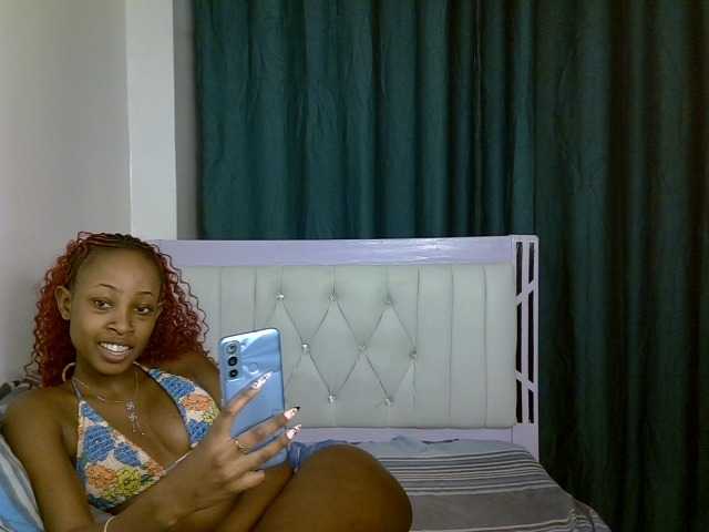 PetiteNoir live cam on BongaCams