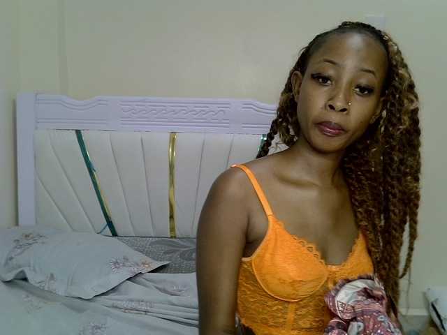 PetiteNoir live cam on BongaCams