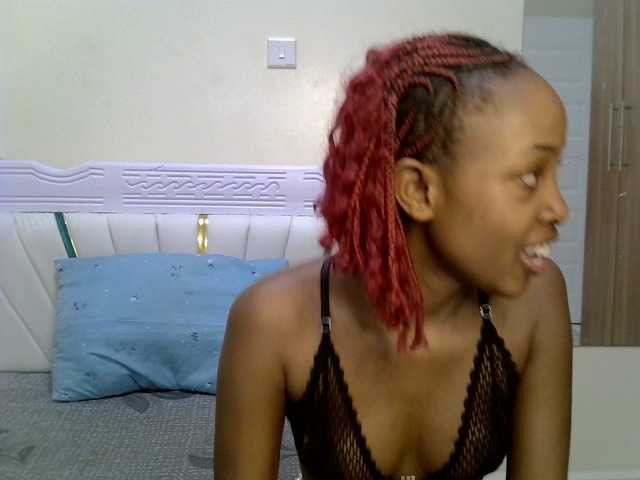 PetiteNoir live cam on BongaCams