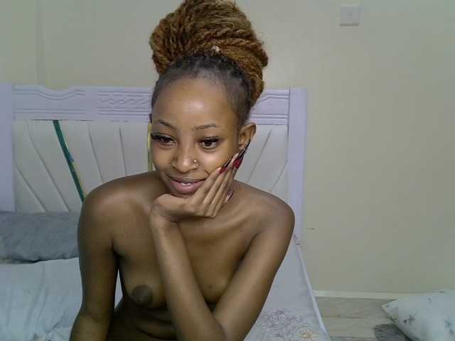 PetiteNoir live cam on BongaCams