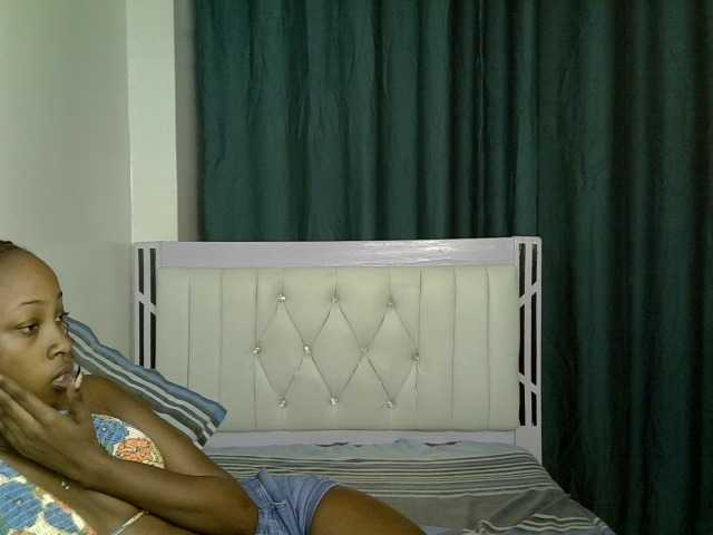 PetiteNoir live cam on BongaCams