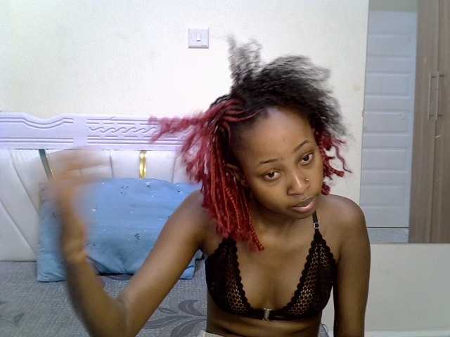 PetiteNoir live cam on BongaCams
