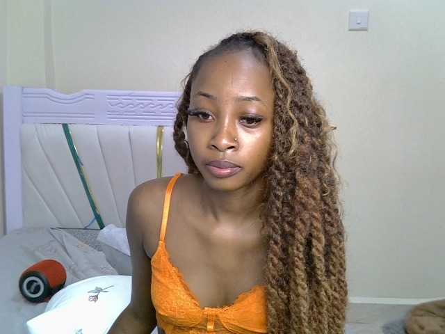 PetiteNoir live cam on BongaCams