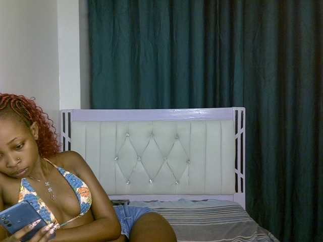 PetiteNoir live cam on BongaCams