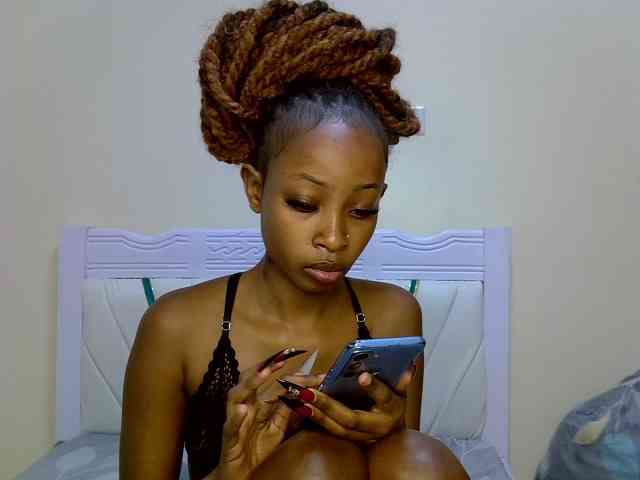 Model: PetiteNoir