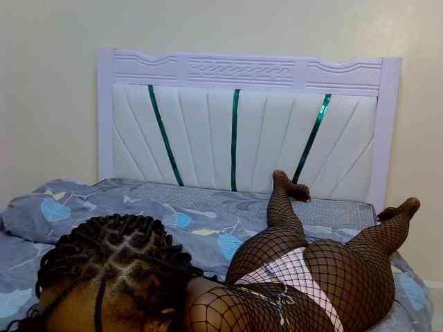 PetiteNoir webcam