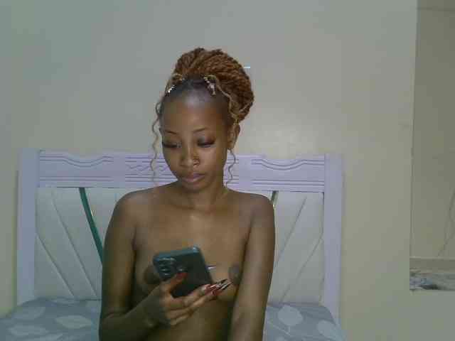 PetiteNoir webcam
