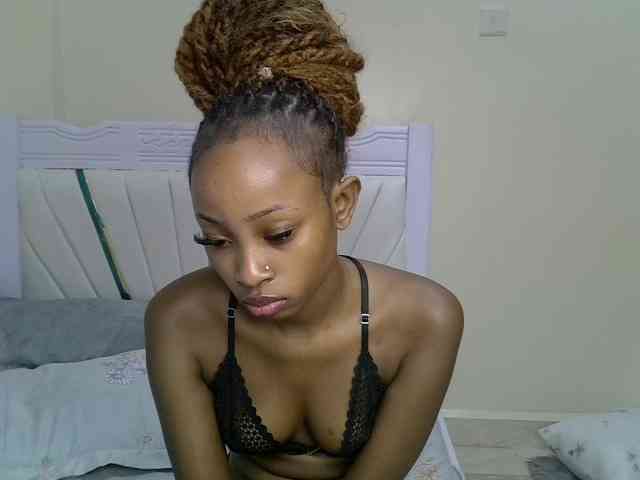 PetiteNoir webcam