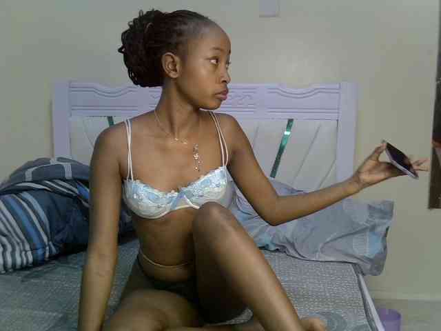 PetiteNoir webcam