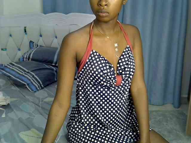 PetiteNoir Live Webcam on BongaCams