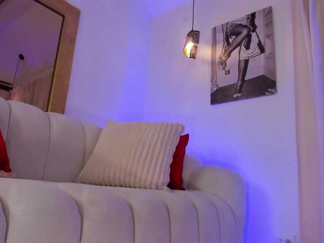 le modèle IsabellaLux- est en webcam porno dans un show sur le site bongacams, il possède les tags suivants: Latino/Hispanic,Brunette,Shaved