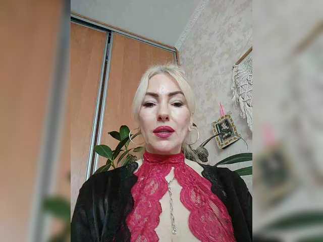 White00Pearl's BongaCams show and profile