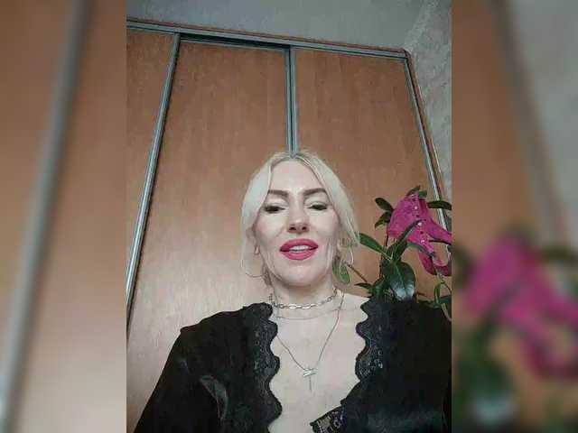 White00Pearl's BongaCams show and profile