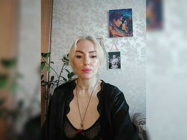White00Pearl's BongaCams show and profile