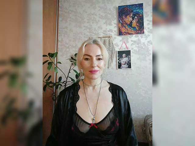 White00Pearl's BongaCams show and profile