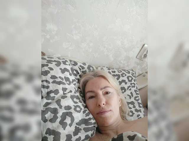 White00Pearl's BongaCams show and profile