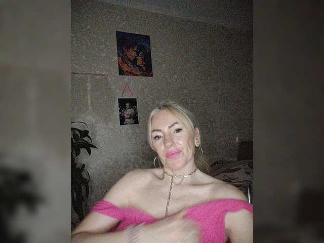 White00Pearl's BongaCams show and profile