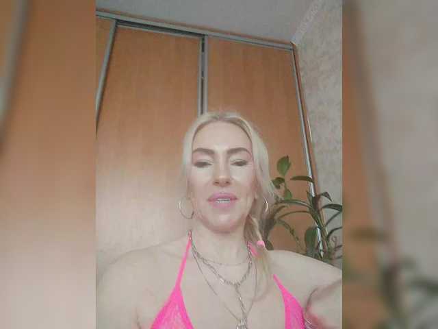 White00Pearl's BongaCams show and profile