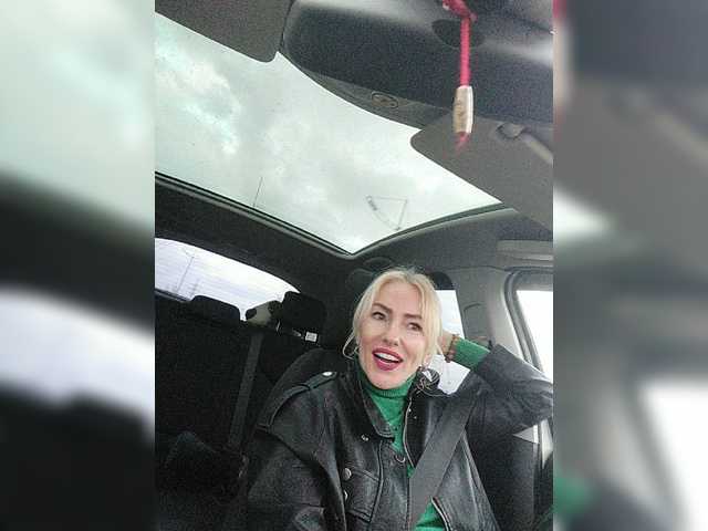 White00Pearl's BongaCams show and profile