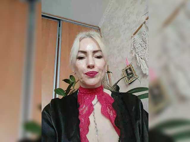 White00Pearl's BongaCams profile