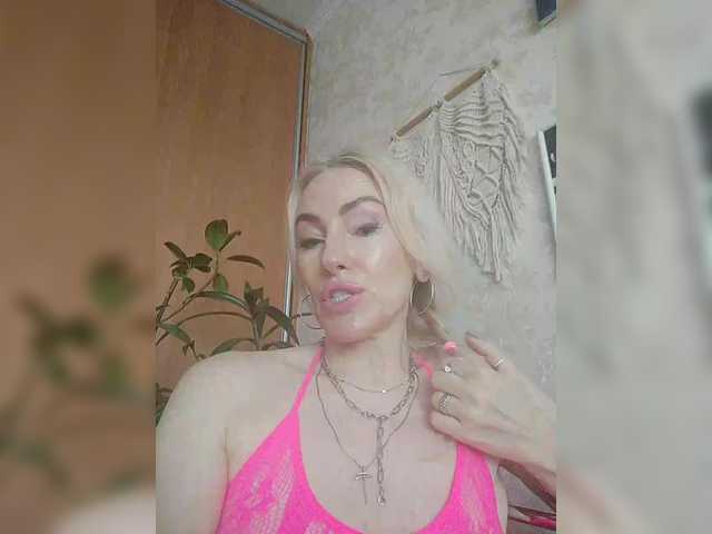 White00Pearl's BongaCams show and profile