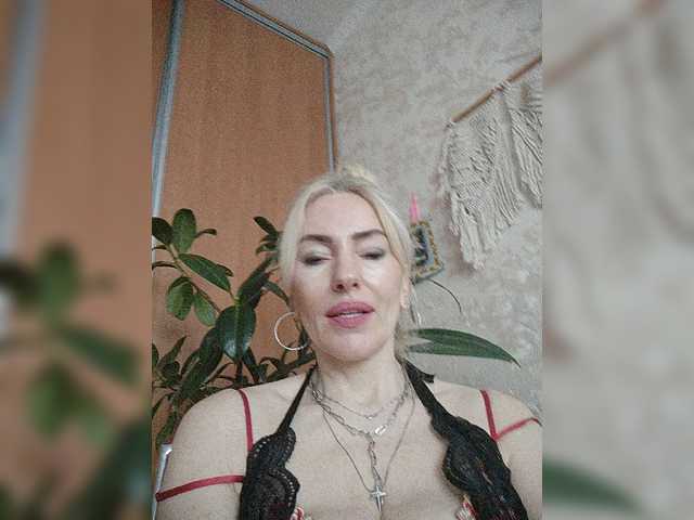 White00Pearl's BongaCams show and profile
