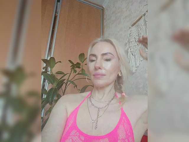 White00Pearl's BongaCams show and profile