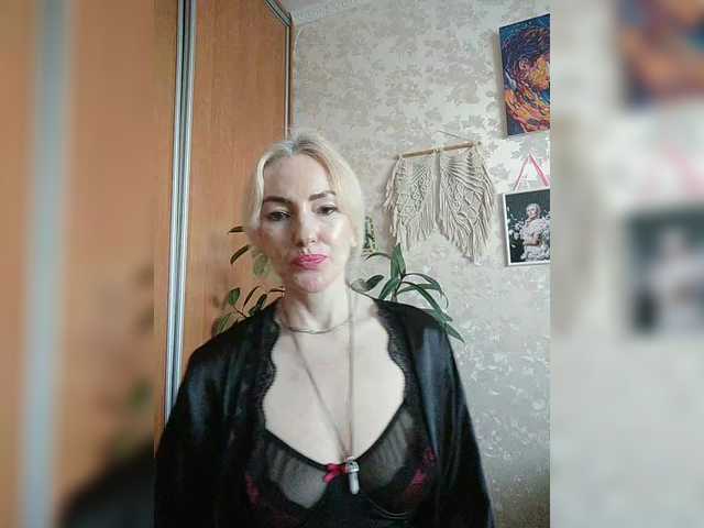 White00Pearl's BongaCams show and profile