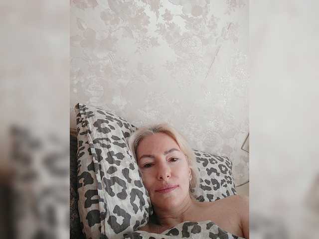 White00Pearl's BongaCams show and profile