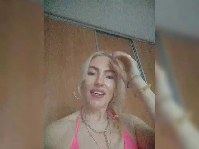 White00Pearl's BongaCams show and profile