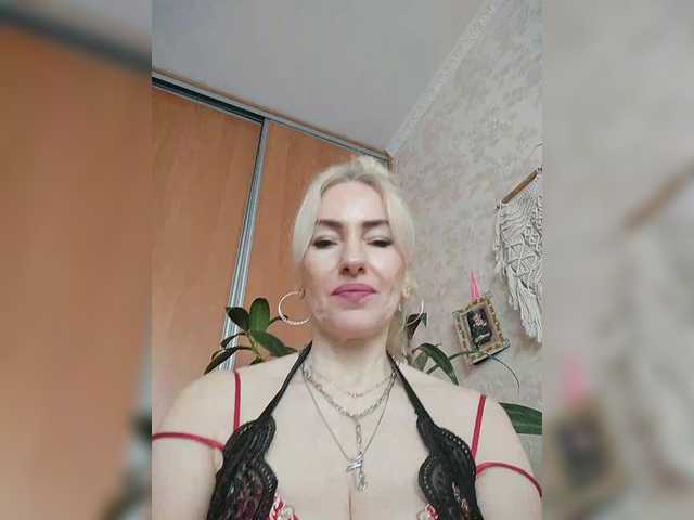 White00Pearl's BongaCams show and profile