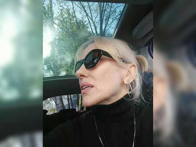 White00Pearl's BongaCams show and profile