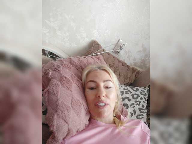 White00Pearl's BongaCams show and profile