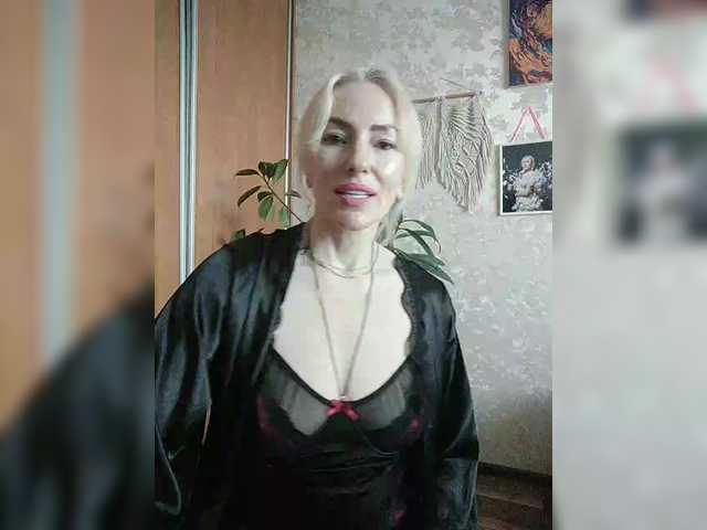 White00Pearl's BongaCams show and profile