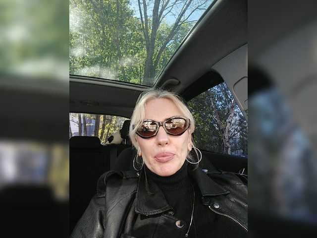 White00Pearl's BongaCams show and profile