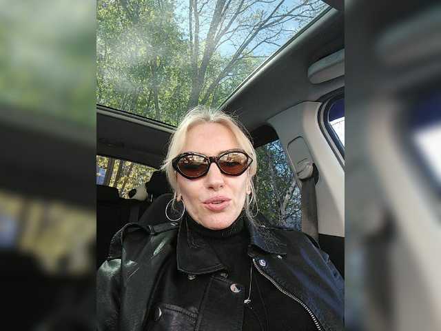 White00Pearl's BongaCams show and profile