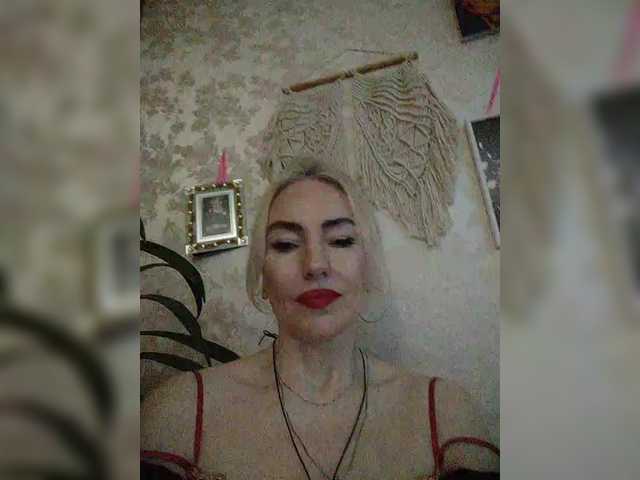 White00Pearl's BongaCams show and profile