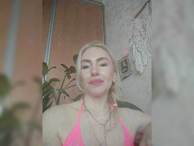 White00Pearl's BongaCams show and profile